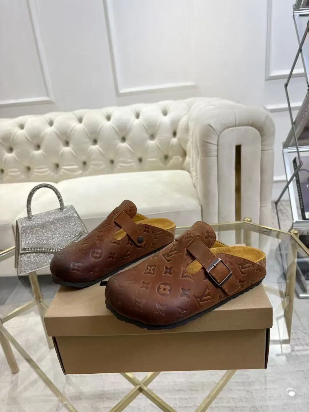 Women's p560 Men's p580 ✨ LV couple's toe-cap slippers | Full of high-end feel, you can walk with wind! ✨ This pair of LV classic toe-cap slippers is simply a "walking grass-planting machine"! Original three-dimensional embossed cowhide + cowhide fabric, the texture is high-end at first glance, and you will become a rich daughter/son in seconds ~💅 🌟 Why must you join TA? ✔️ Original embossed cowhide - clear texture but not cheap, classic presbyopia yyds ✔️ Belt buckle + metal logo - ecstatic control of details, exquisite to the heel! ✔️ Sheepskin lining + cushioned footbed - it feels like stepping on clouds ☁️, and you won’t feel tired when you go shopping~ ✔️ Non-slip rubber sole - walking is as stable as a mountain, and you are not afraid of slipping on rainy days!  👫 The best outfit for couples: Whether it’s shorts, T-shirts👕 or long skirts and suits👗, pairing these shoes with each other will immediately create a lazy and high-end atmosphere! Everyday outings/vacations, no matter what you shoot, it will look like a blockbuster📸🔥 The texture and foot feel that only the higher version can have, it is not a hit or a hit! Heartbeat is not as good as action. True love is true when both pairs are in pairs~💖 #LVcoupleslippers #高色综合 #好看不狠的 Feet #couples’ must-have